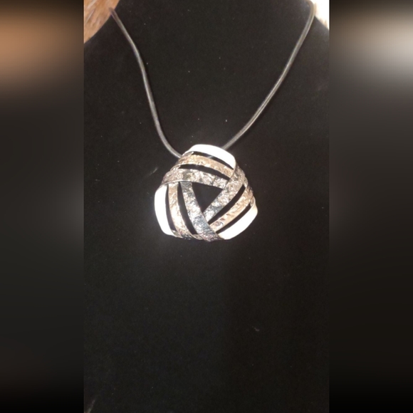 2 Fashion Necklaces Black & Silver - Picture 4 of 9